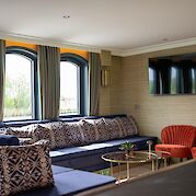 Lounge | Magnifique X | Boat & Bike Tour
