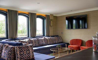 Lounge | Magnifique X | Boat & Bike Tour