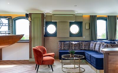Lounge | Magnifique X | Boat & Bike Tour