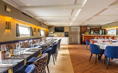 Restaurant | Magnifique X | Boat & Bike Tour