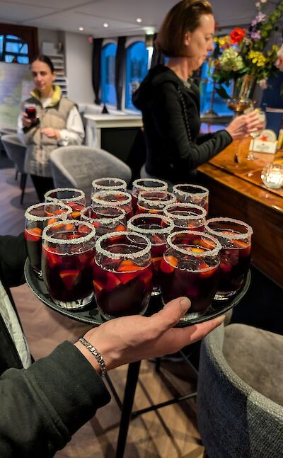 Cocktails on board! ©tripsite