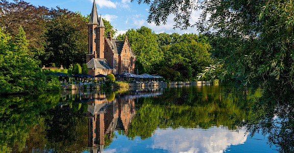 The Minnewater in Bruges. unsplash@Maria Lopez Jorge