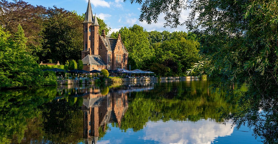 The Minnewater in Bruges. unsplash@Maria Lopez Jorge