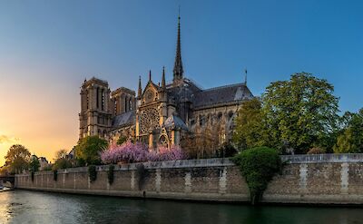 Sunset over Notre-Dame de Paris along the Seine. pex@PierreBlache