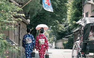 A street in Gion, Kyoto, known for narrow alleys, yukata-clad visitors, and rickshaws. Pexels@Satoshi