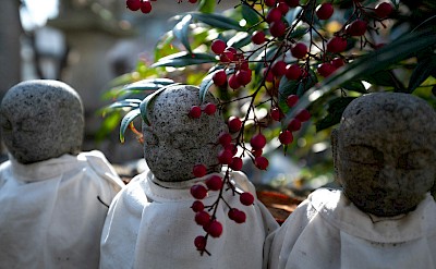 Stone guardian statues. unsplash@Samuel Berner