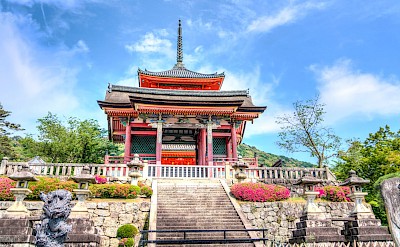 Kiyomizu-dera Temple in Kyoto- a famous hillside temple with red gates and stone steps. Pexels@Pixabay