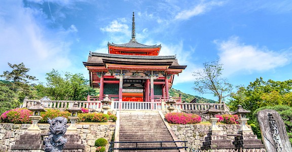 Kiyomizu-dera Temple in Kyoto- a famous hillside temple with red gates and stone steps. Pexels@Pixabay