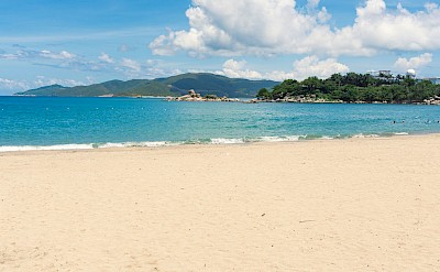 White sands and clear water near Nha Trang. Staruniqu@unsplash