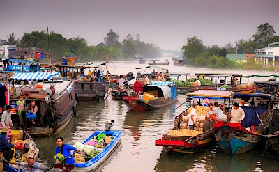 Busy floating market. Pexels@QuandNguyenVinh