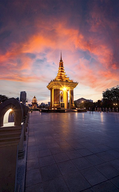Phnom Penh at sunset, Cambodia bike tour. Unsplash@I'm Zion