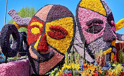 Colorful floats at the Bloemencorso parade. Flickr@Naval S