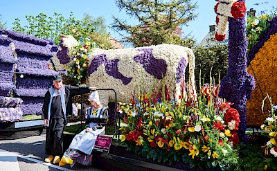 Traditional Dutch farm float at the Bloemencorso parade. Flickr@Naval S