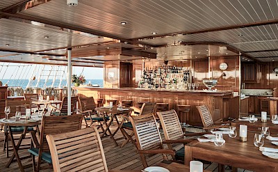 Outdoor lounge and bar. toTN