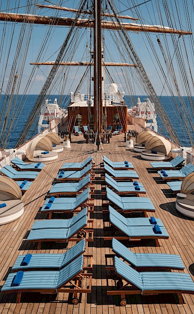 Sun deck and lounge chairs. toTN
