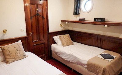 Twin beds | Simmer Fan Fryslan | Bike & Boat Tour