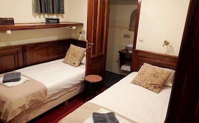 Twin beds | Simmer Fan Fryslan | Bike & Boat Tour