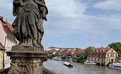 Statues of saints and kings overlooking the river. toSET