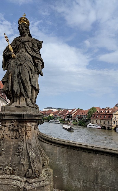 Statues of saints and kings overlooking the river. toSET