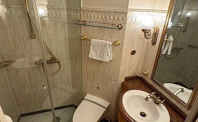 Private Bathroom | Casanova | Bike & Boat Tour