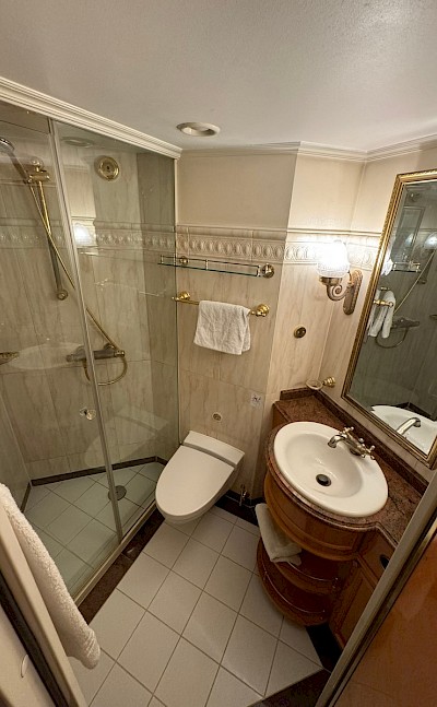 Private Bathroom | Casanova | Bike & Boat Tour