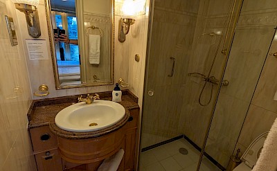Private Bathroom | Casanova | Bike & Boat Tour