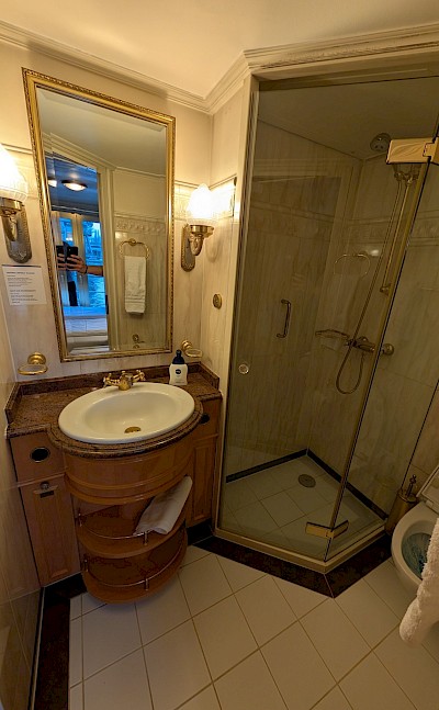 Private Bathroom | Casanova | Bike & Boat Tour