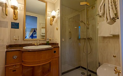 Private Bathroom | Casanova | Bike & Boat Tour
