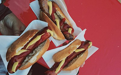 Bratwurst im Brötchen (sausage in a bread roll). unsplash@TimouneAracama