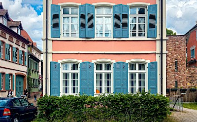 A colorful home in Ladenburg. Pexels@omair-tabikh