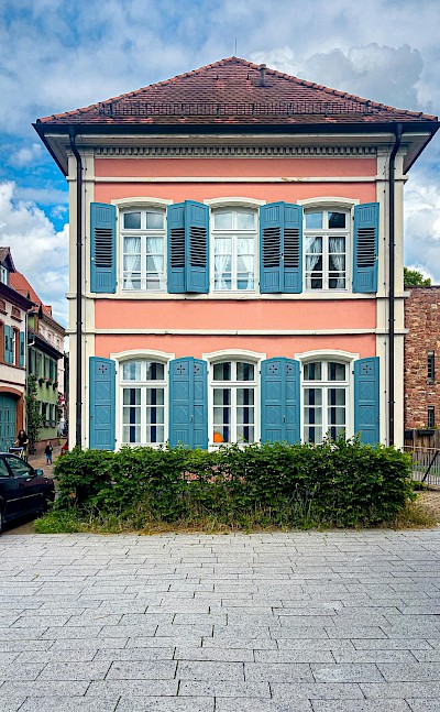 A colorful home in Ladenburg. Pexels@omair-tabikh
