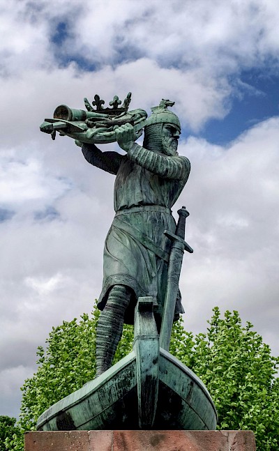 Siegfried’s Dragon Slayer Statue in Worms. Pexels@WolfgangWeiser