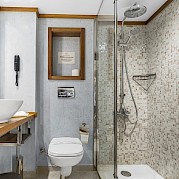 Deluxe Suite Bathroom | Nebu | Bike & Boat Tour
