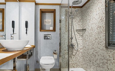 Deluxe Suite Bathroom | Nebu | Bike & Boat Tour