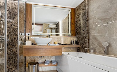 Executive Suite Bathroom | Nebu | Bike & Boat Tour