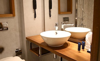 Single Suite Bathroom | Nebu | Bike & Boat Tour