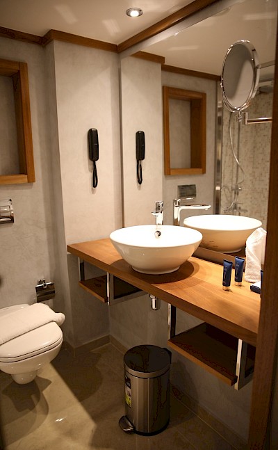 Single Suite Bathroom | Nebu | Bike & Boat Tour