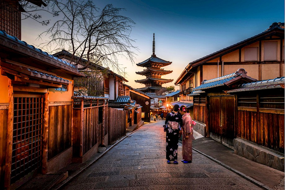 Women talking in Kyoto, Japan. Unsplash@Sorasak