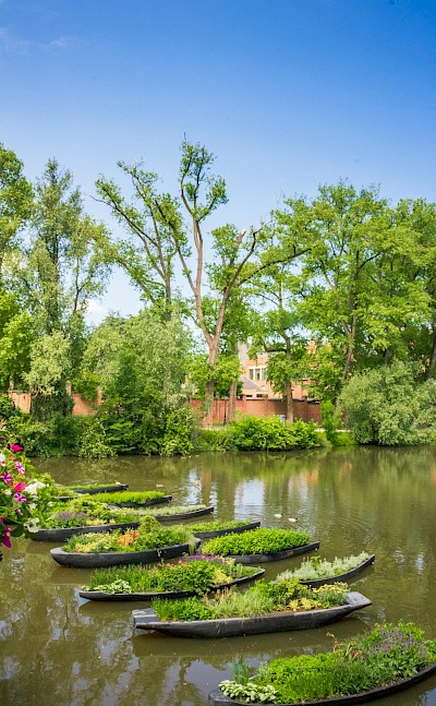 Minnewaterpark, Bruges &the “Lake of Love”. pexels@blazearth