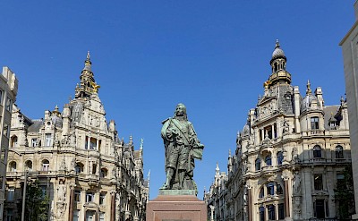 The bronze monument to painter Peter Paul Rubens in Antwerp. pexels@magdaehlers