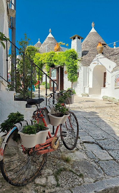 A charming alley in Alberobello. pexels@Adrianlimani