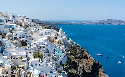 Cliffside architecture and sweeping Aegean views in Santorini. Pexels@Pixabay