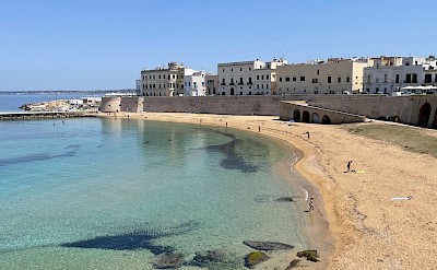 The crescent beach and historic seafront of Gallipoli&rsquo;s old town. Flickr@Gian Luca Sgaggero