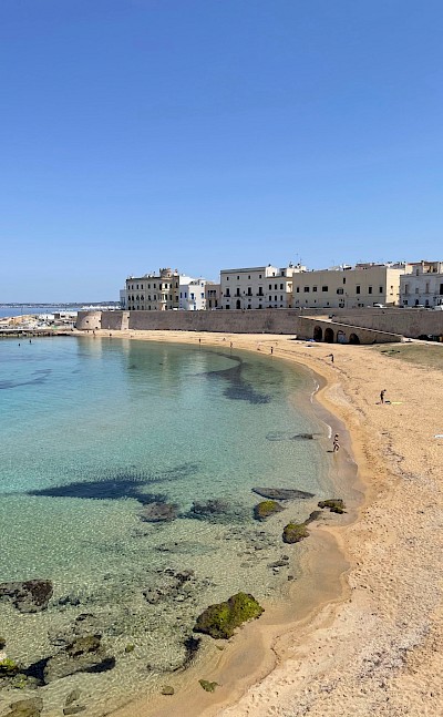 The crescent beach and historic seafront of Gallipoli&rsquo;s old town. Flickr@Gian Luca Sgaggero