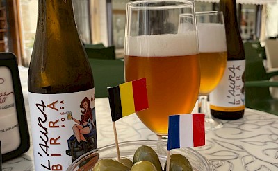 Local craft beer and olives at an outdoor caf&eacute; in Gallipoli. Flickr@Gian Luca Sgaggero