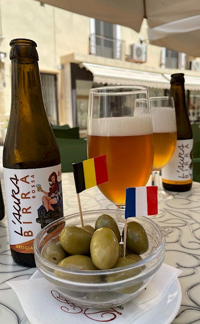 Local craft beer and olives at an outdoor caf&eacute; in Gallipoli. Flickr@Gian Luca Sgaggero