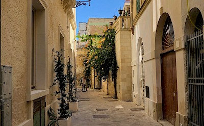 A quiet historic street in Otranto&rsquo;s old town. unsplash@safetravelguide