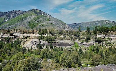 Green hills and volcanic landscapes surrounding Curacaut&iacute;n. Unsplash@ArturoDeLaRivera