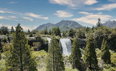 A hidden waterfall near Curacaut&iacute;n.  Unsplash@ArturoDeLaRivera