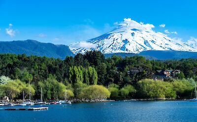 Villarrica Volcano rising above the lake in Puc&oacute;n. Unsplash@RicardoDiaz